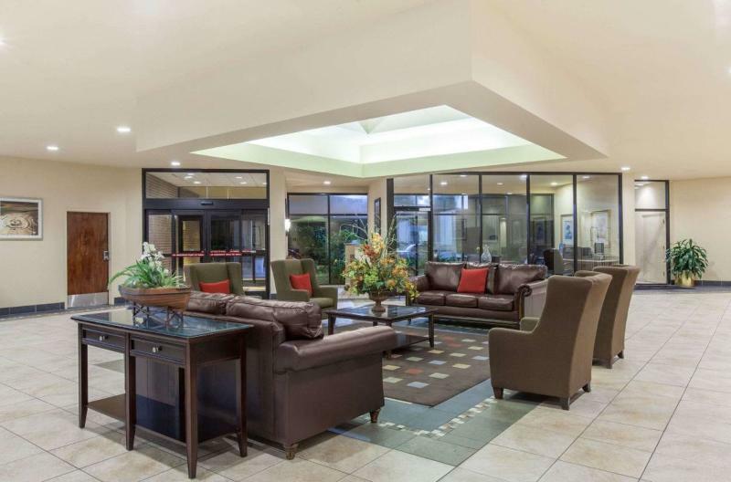 Ramada Inn Lafayette Conference Center Esterno foto